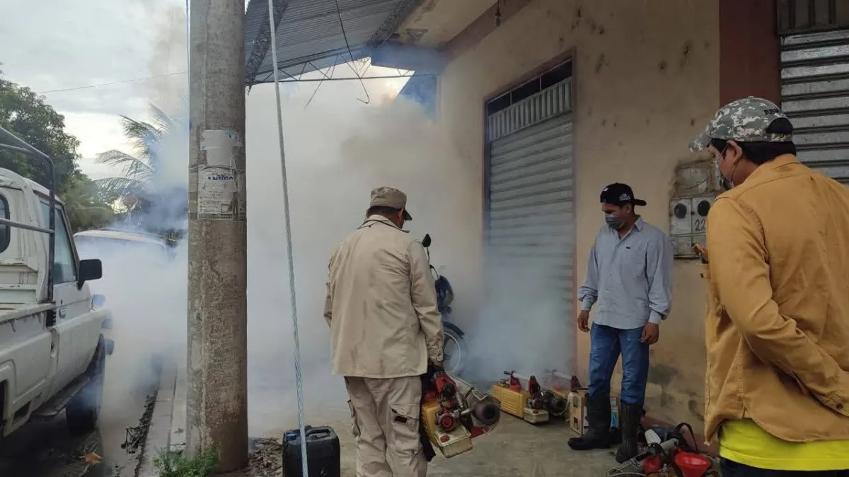 Ante incremento de casos sospechosos de dengue y chikungunya, inician fumigación en Chimoré