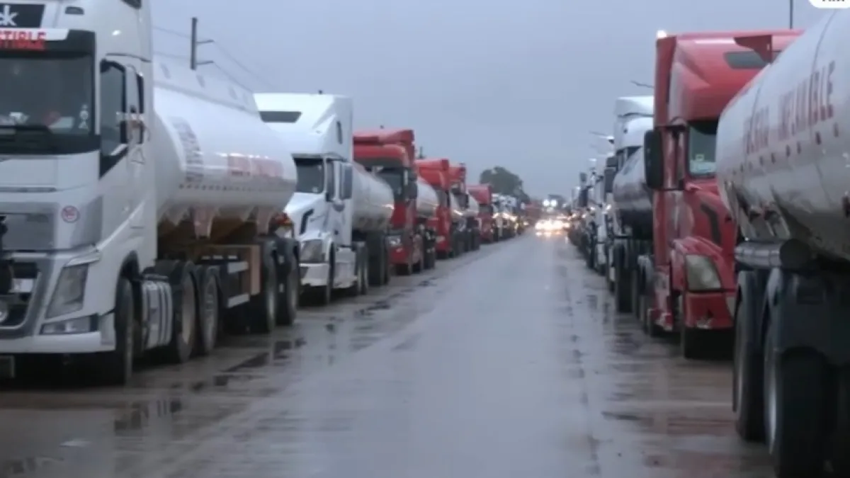 Continúan las filas interminables: mil cisternas rodean Palmasola y colapsan la Santos Dumont por seis kilómetros