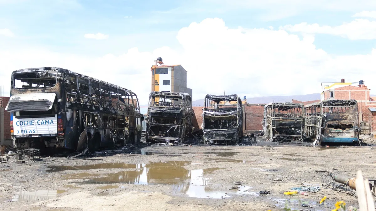 Infierno en taller de Oruro: siete  buses interdepartamentales arden y dejan dos heridos