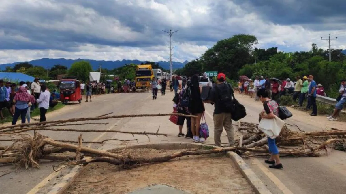Bloqueo en Abapó por familias afectadas por lluvias: comunarios exigen ayuda para más de 100 damnificados