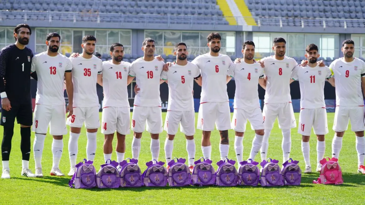 Los jugadores de la selección nacional de fútbol de Iran salieron al campo con mochilas en memoria de los mártires de la escuela de Minab antes del partido contra Nigeria.