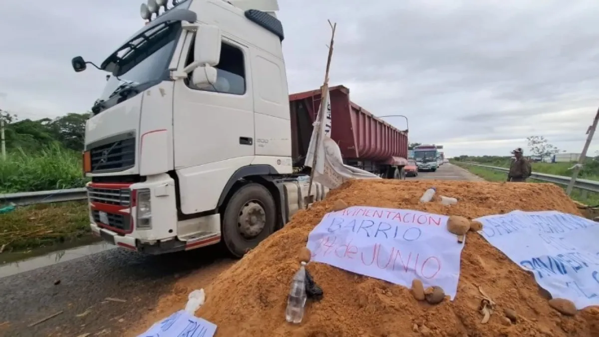 Yapacaní paraliza carretera Santa Cruz-Cochabamba por demandas al FNDR y SEDCAM