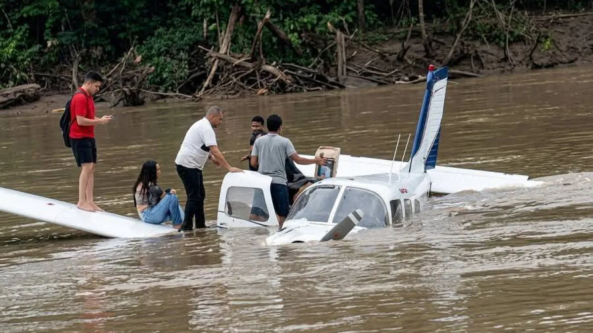 Avioneta cae a un Río en  ACRE tras fallas de motor: SIETE PERSONAS SOBREVIVEN